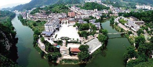 加快培育特色小鎮(zhèn)，著力搭建發(fā)展平臺